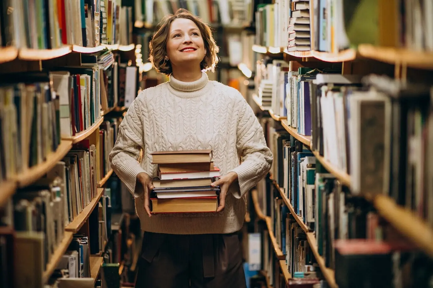 Junge Frau beim Lernen in der Bibliothek