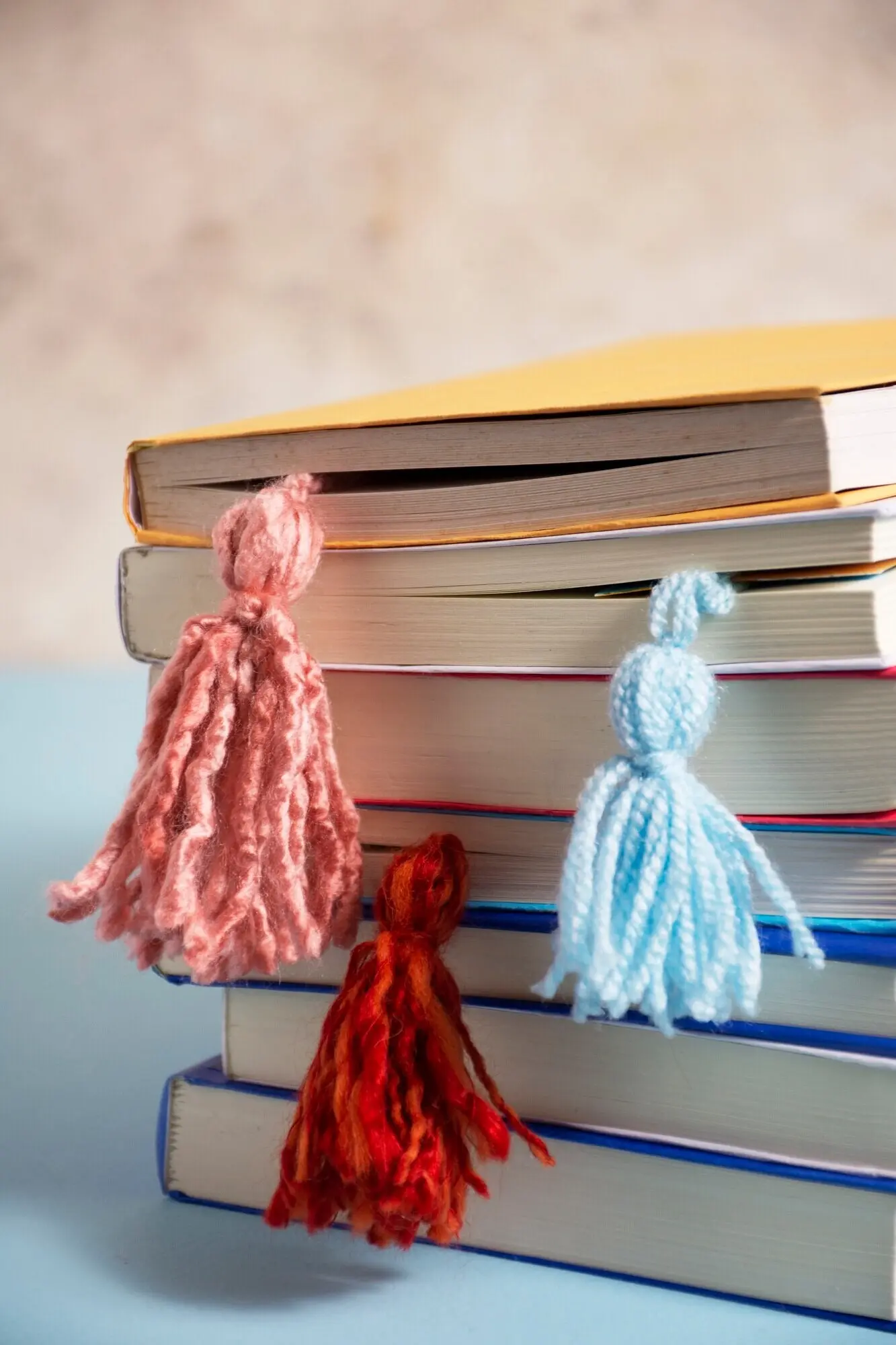 Bücherstapel mit bunten Lesezeichen.